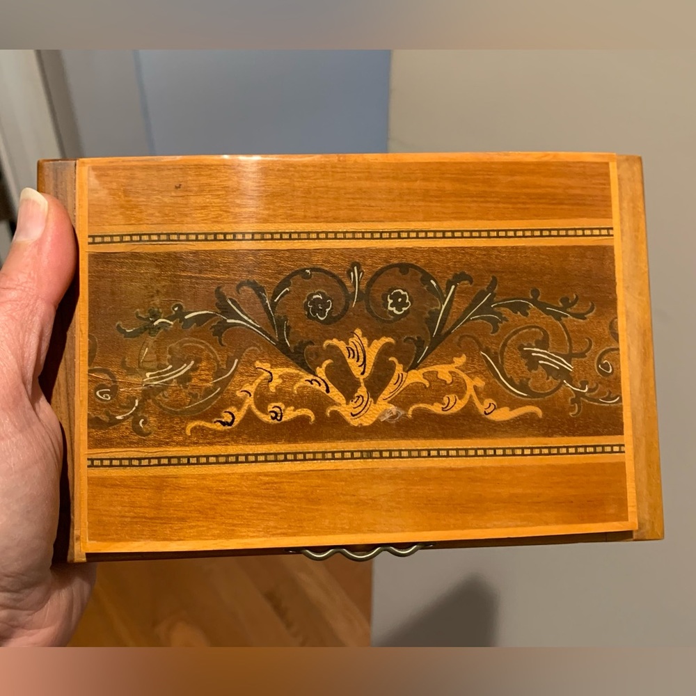 Rare Lador Switzerland ornate inlay art deco jewelry music box Heart design